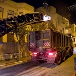 Décapeuse au travail, rue Yéhuda Halévi. כביש נסלל באישון לילה, ביהודה הלוי באין מפריע 